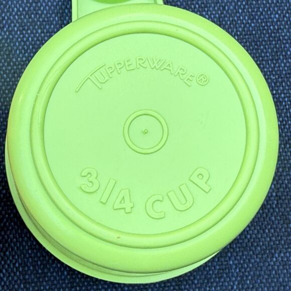 Mixed set Vintage Tupperware Measuring Cups 1 harvest, 3/4 lime, 1/3 white - Picture 4 of 7